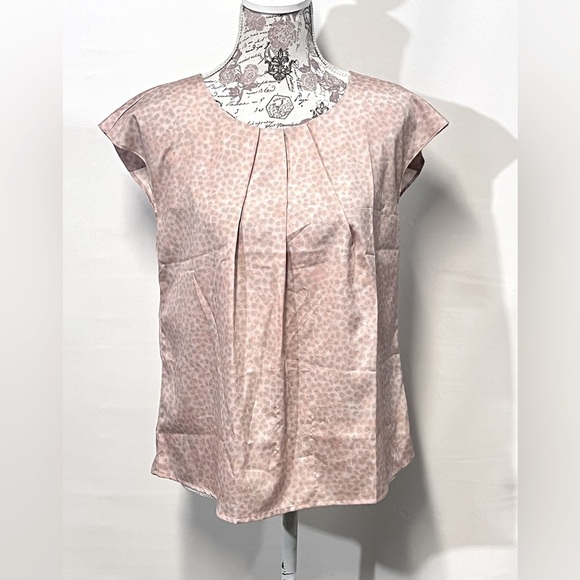 🛍️VIOLET & CLAIRE Soft‎ peach with gray dot pattern top size M. - Picture 1 of 13